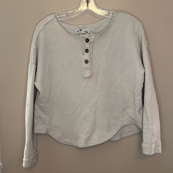 LIV Outdoor Slight Crop Raw Edge Textured Cream Knit Sweater Size Medium - Picture 1 of 7